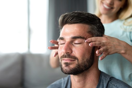 女人按摩男人的太陽穴