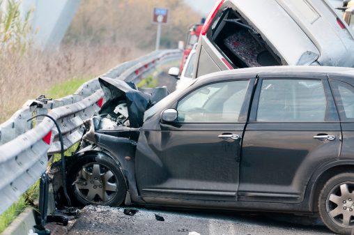 Carro colidiu com barreira na rodovia