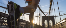Мужчина бежит по мосту в Нью-Йорке
