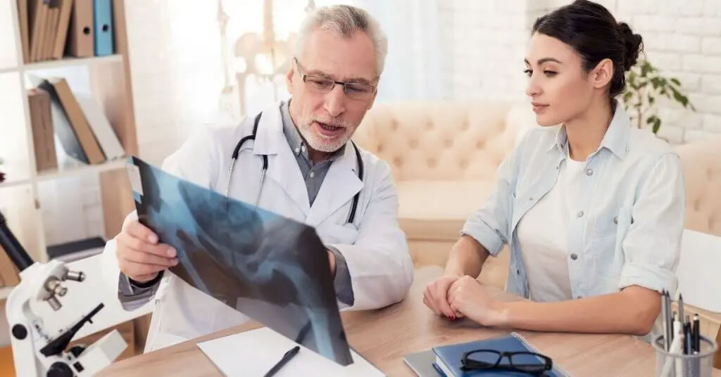 Médico mostrando a un paciente los resultados de una radiografía